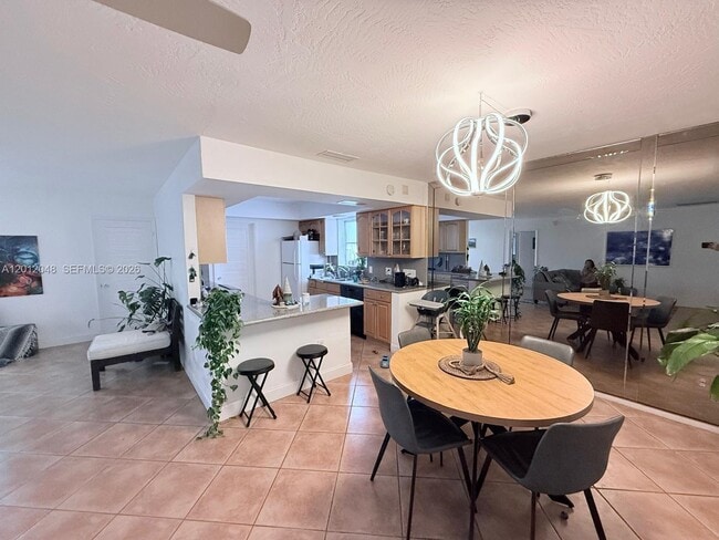 Foto del edificio - 9356 Byron Ave