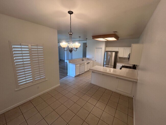 Foto del edificio - 3 bedroom 2 bath in Lemoore with SOLAR!