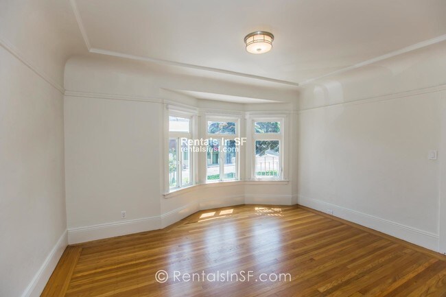 Building Photo - Large Studio in Outer Richmond!