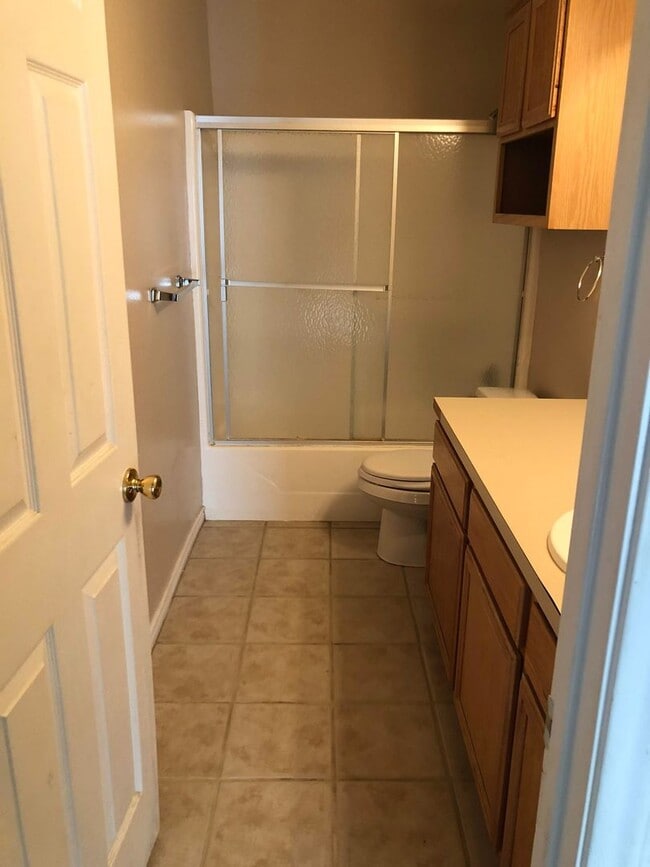 Building Photo - Spacious 3 Bedroom, 3 Bathroom Duplex in S...