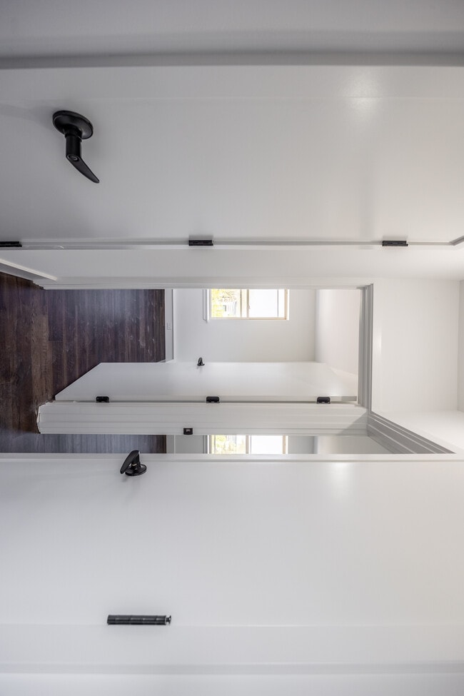 Building Photo - 1553 W Hollywood Ave