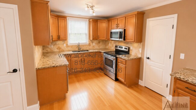 Building Photo - Beautiful Home Near Brookside