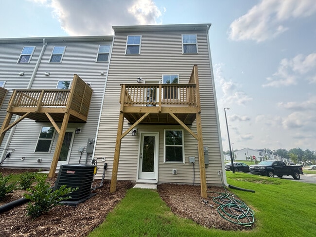 Foto del edificio - Room in Townhome on Gypsum Dr