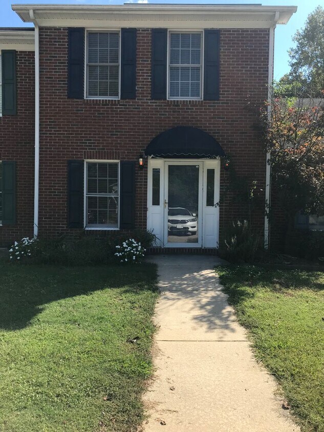 Primary Photo - Nice 2 bedroom 2.5 bath town home in quiet...