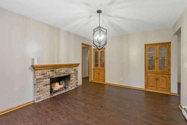 Building Photo - 2105 River Hills Dr