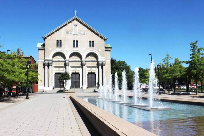 Photo du bâtiment - 2312 Rue Sainte-Catherine E