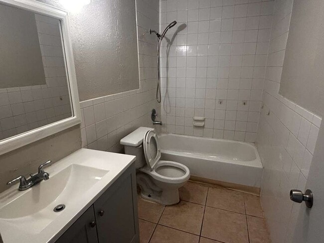 Building Photo - Stunning Updated Home with Large Fenced Yard