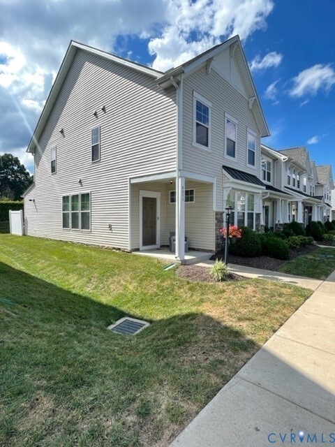 Building Photo - 8055 Rutland Village Dr