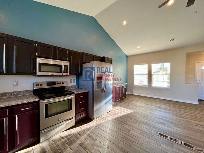 Building Photo - 5225 Deephaven Ct