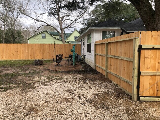 Own private back yard - 208 E Magnolia St