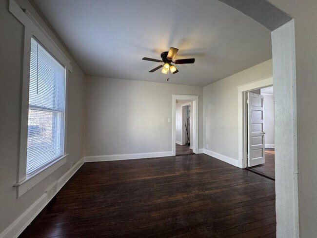 Building Photo - 836 S Broadway Ave