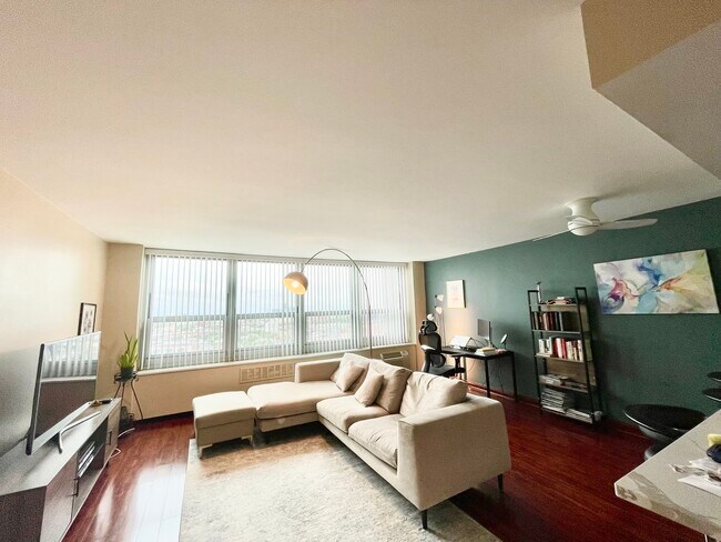 Building Photo - 1255 N Sandburg Ter