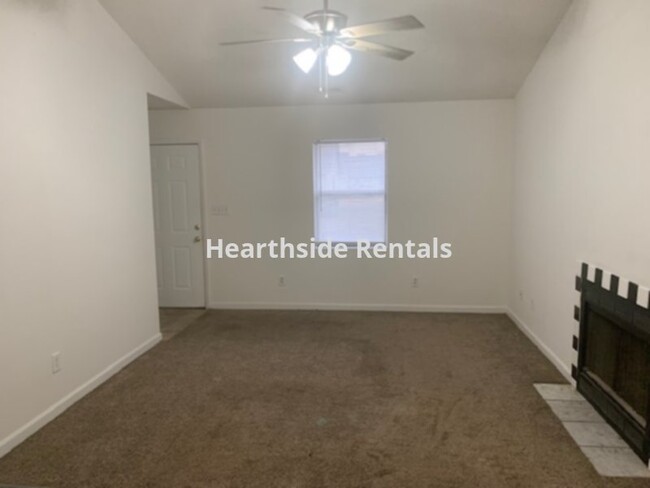 Building Photo - **2 Bedroom 2 Bath Duplex Minutes Away Fro...