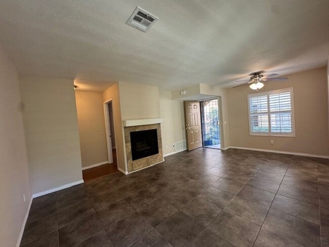 Foto del edificio - Beautiful & Private Condo in the Sought-After Terra Vista Community