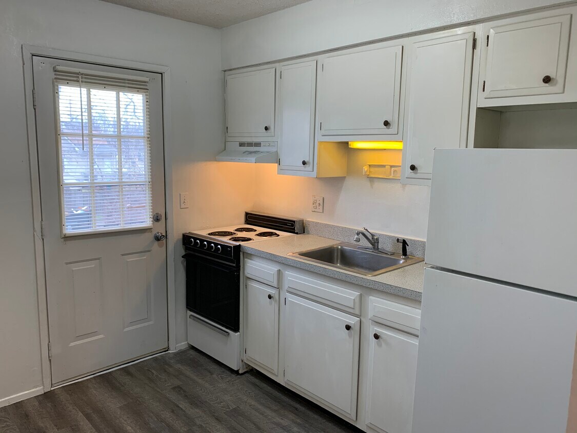 Foto principal - 2441 E 24th St