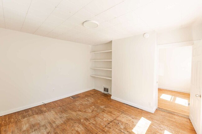 Foto del edificio - Spacious 2BR in Auburn with Off-Street Parking | $1,575 | AVAILABLE NOW