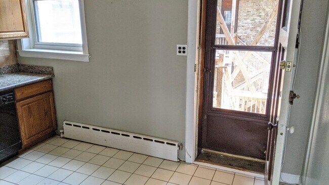 Kitchen to deck - 621 Sheridan Rd