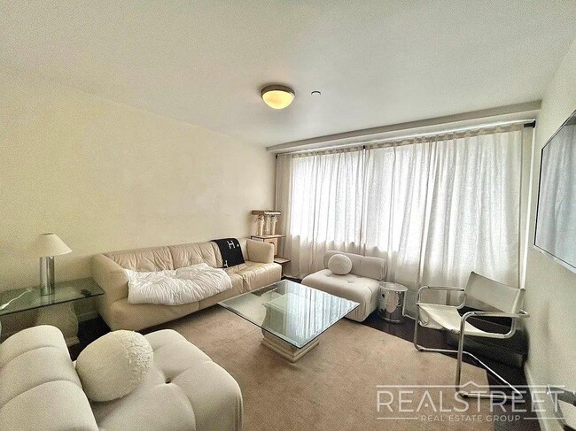 Building Photo - 3 bed 1 bath | Dishwasher + Laundry | Incredible Location!