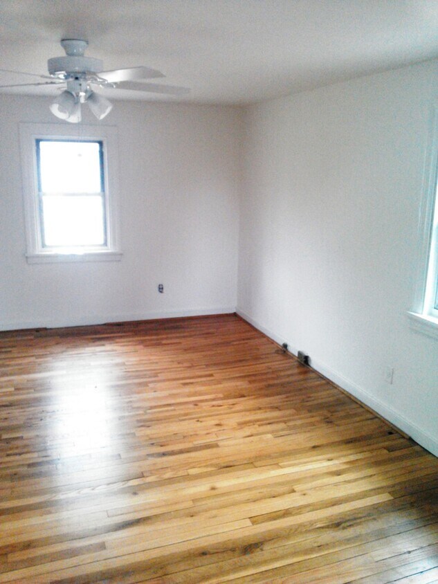 Foto del edificio - 3 BR / 1.5 BA Cute Cape Cod with a garage for Rent in Lakeside!