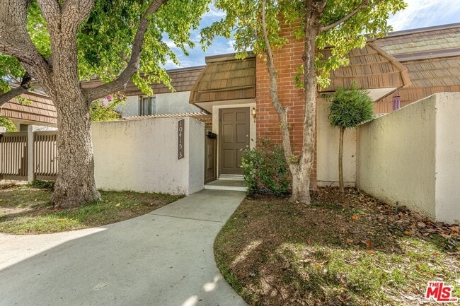 Building Photo - 10415 Larwin Ave