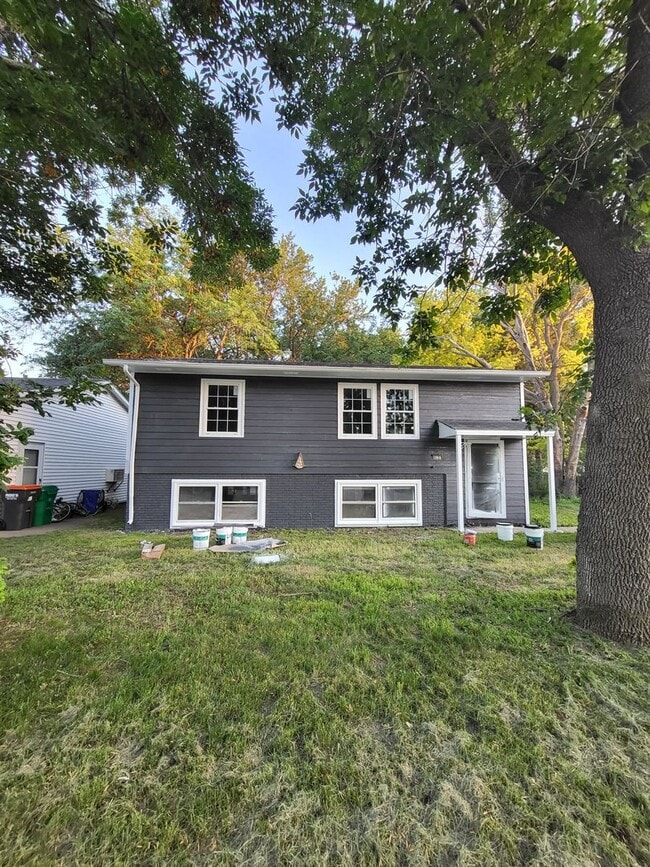 Building Photo - 605 E Maple St