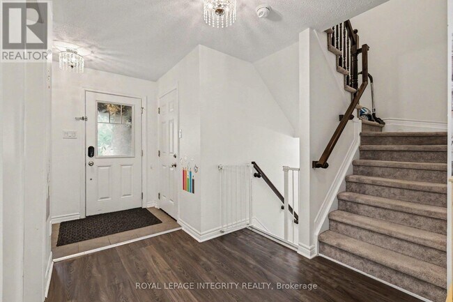 Building Photo - 555 Foxlight Cir