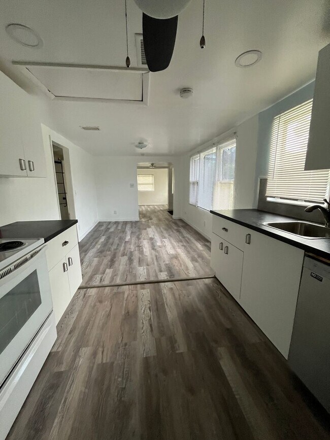 Building Photo - Recently updated, 2 bedroom house with lar...