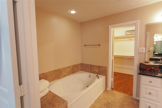 Building Photo - 3414 Skyline Village Dr