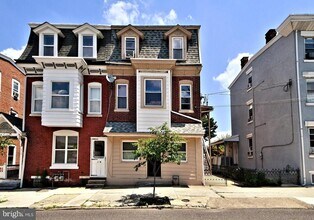 Building Photo - 213 Gay St