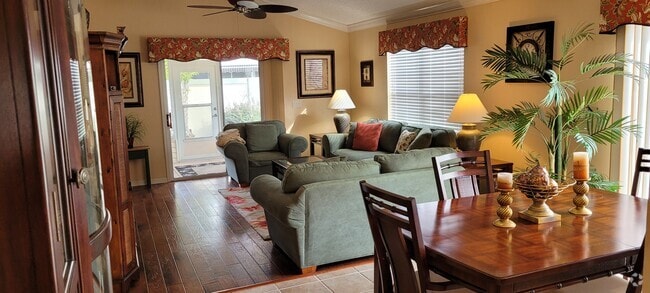 Building Photo - 725 Rosella Pl