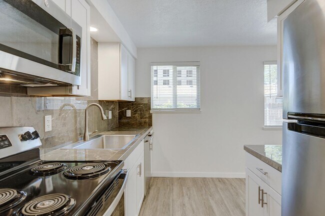 Foto del edificio - Newly Renovated Townhouse - Pet Friendly!!