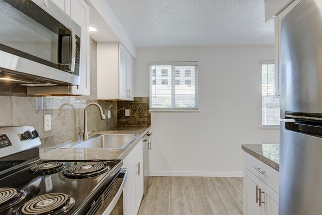 Building Photo - Newly Renovated Townhouse with a $500.00 m...