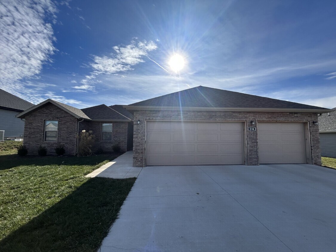 216 W Canterbury Ln, Willard, MO 65781 Room for Rent in Willard, MO