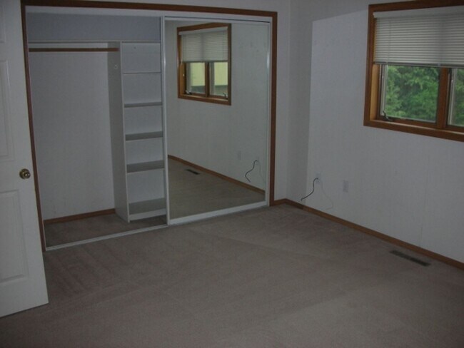 Building Photo - Charming 2 Bedrom House