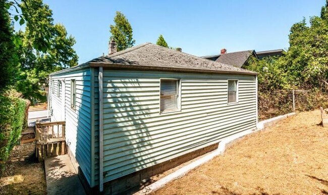 Building Photo - 2 bedroom in Seattle WA 98106
