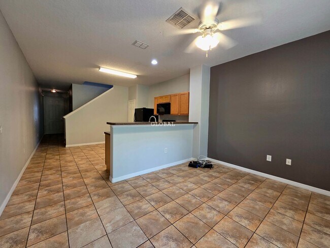 Foto del edificio - Three Bedroom unfurnished town house (Kiss...