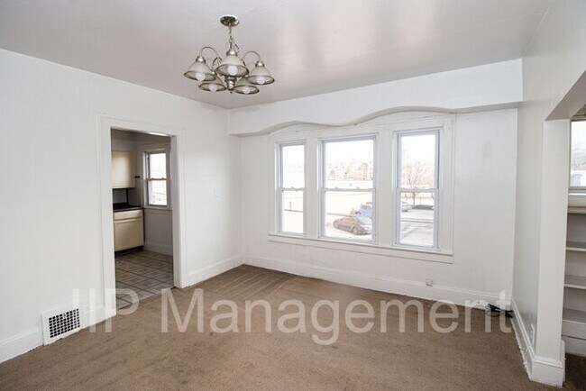 Foto del edificio - Shaker Heights Charm! 2BR 1BA Up Unit with...