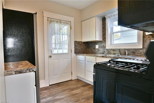 Building Photo - 781 Oak Knoll Ave SE