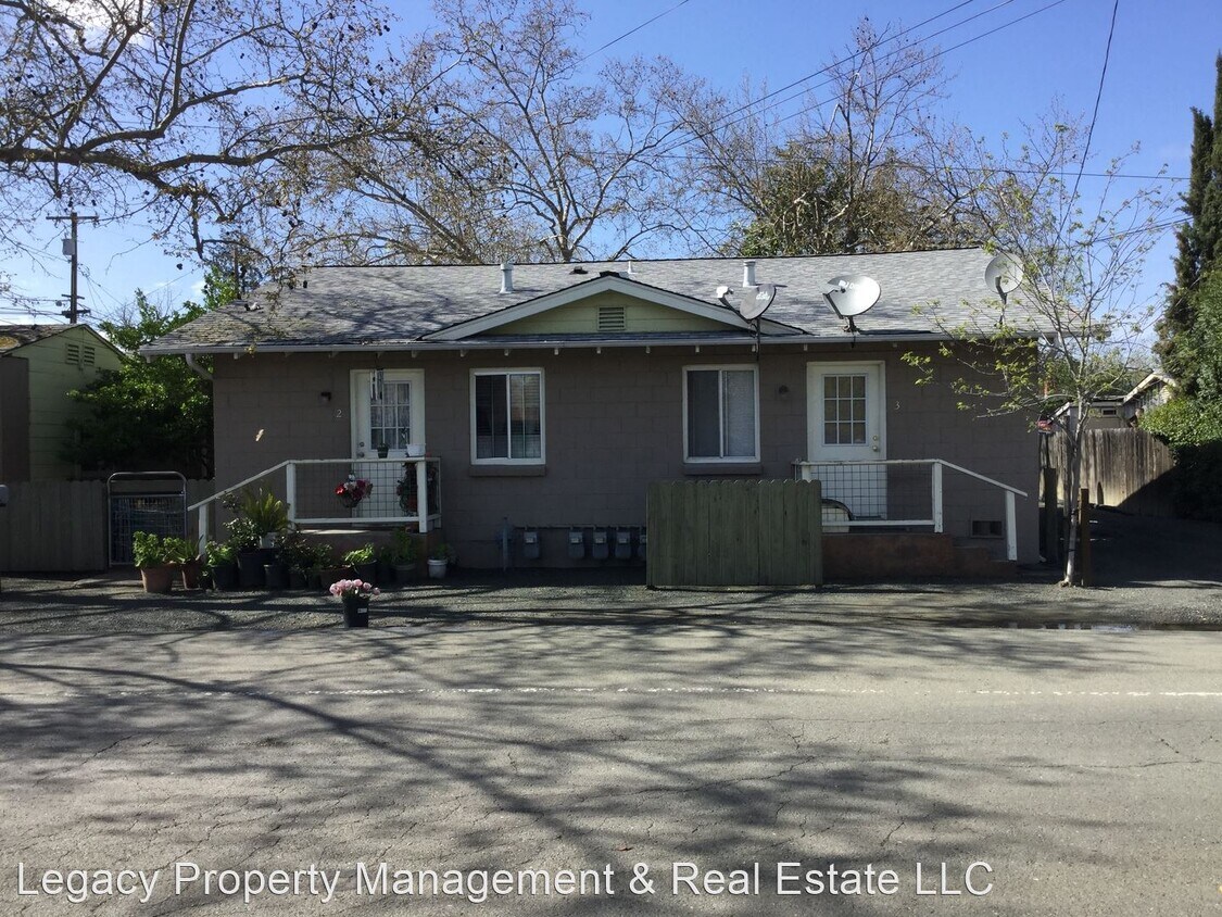Primary Photo - 1704 Lake St