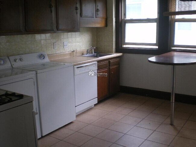 Building Photo - 61 Putnam St