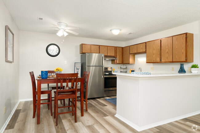 2BR, 1BA - 916SF - Kitchen - Casalon Parkway Apartments