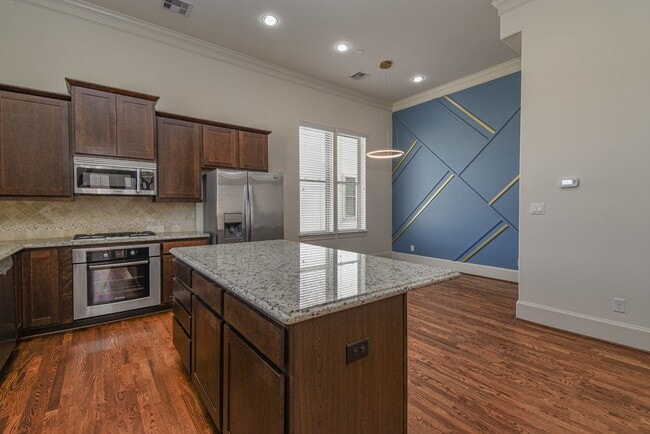 Building Photo - 9622 Fannin Station W
