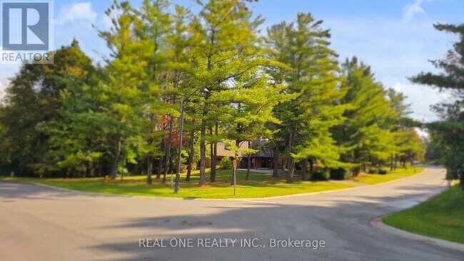 Photo du bâtiment - 465 Woodland Acres Crescent