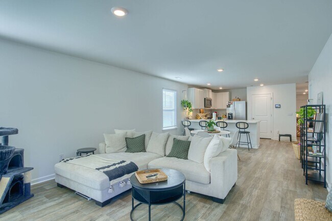 Foto del edificio - Charming 4-Bedroom Home in Desirable Water...