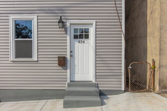 Building Photo - 454 Old Elm St