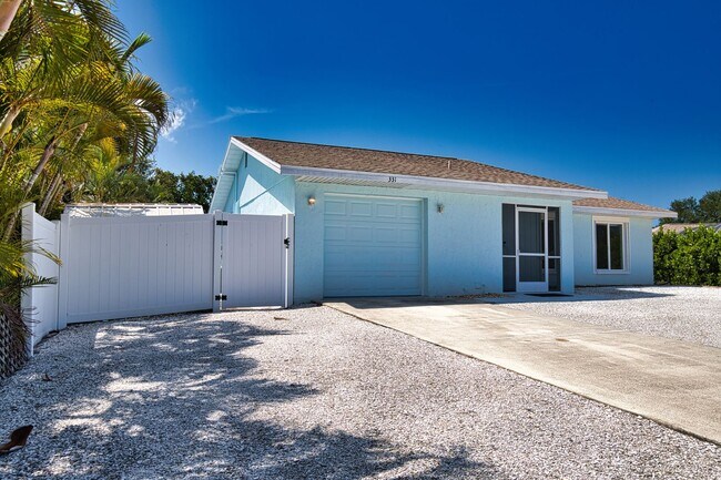 Foto del edificio - Annual Unfurnished 2 Bedrooms 2 Bathrooms Pool Home Located in South Venice!