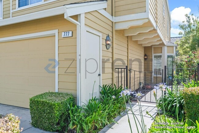 Building Photo - 777 Erie Cir