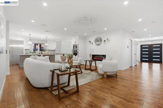 Foto del edificio - COMING SOON  / 4br - 2358SqFt - THE MOST GORGEOUS RENTAL HOME IN THE MISSION