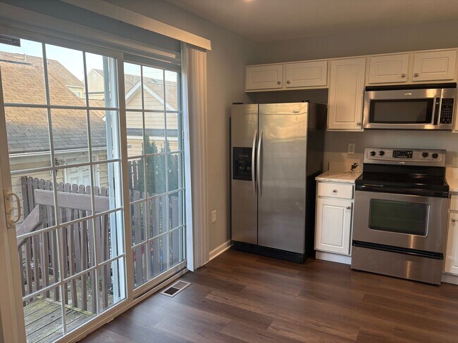 Foto del edificio - Charming & NEWLY Renovated 2-Bedroom Condo...