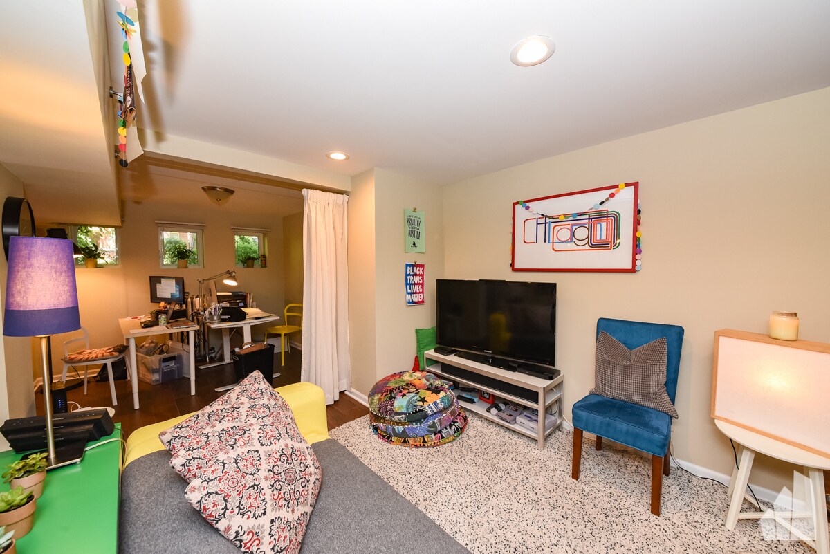 Primary Photo - 1351 W Thorndale Ave